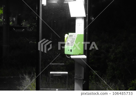 漂浮在黑暗中的電話亭 漂浮在黑暗中的電話亭 106485733