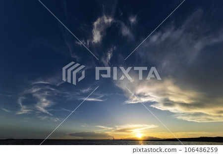 傍晚的港口，出現雲彩，夏末，超廣角，主要是天空，230827pm 106486259