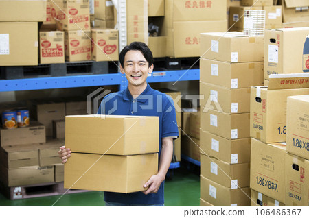 Young man working in a warehouse 106486367