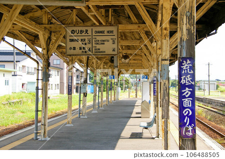 JR East Yonezaka Line Flower Nagai Line platform inside Imaizumi Station 106488505