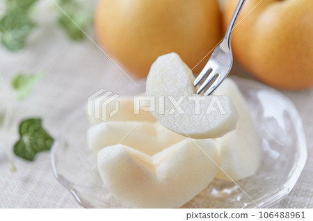 美味的梨和叉子 106488961