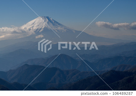 Mt. Fuji seen from the summit of Mt. Tonodake 106489287