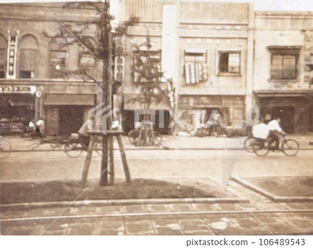 1930's Tokyo cityscape People traveling by bicycle 106489543