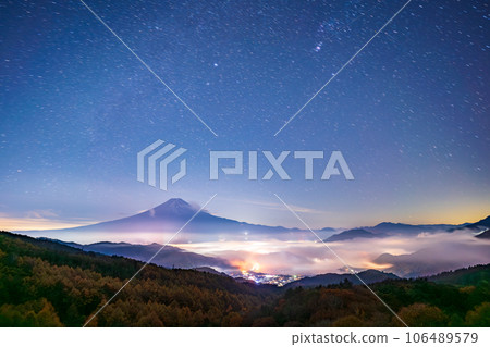 (山梨縣)星空下,河口湖和富士山上空的雲海 (山梨縣)星空下,河口湖和富士山上空的雲海 106489579