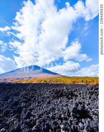 Yakehashiri lava flow and Mt. Iwate (autumn) Yakehashiri lava flow and Mt. Iwate (autumn) 106489830