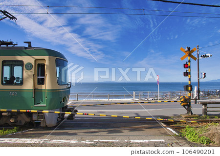 [Kamakura City] Enoden running along the Shichirihama coast 106490201