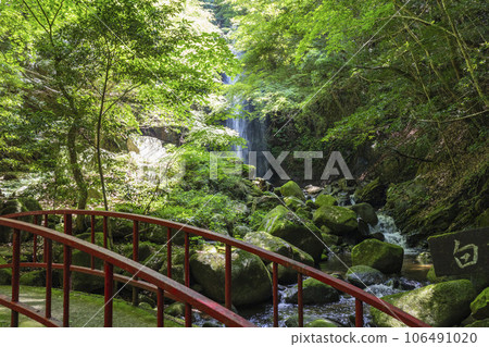 A waterfall in the valley that shines in the fresh greenery 106491020