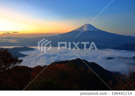 從禦坂山脈眺望富士山的黎明 從禦坂山脈眺望富士山的黎明 106491214