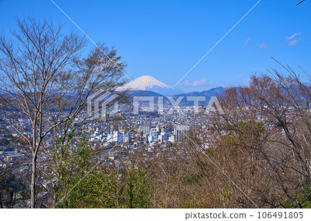 View to the west from the summit of Mt. Asama in Hadano City, Kanagawa Prefecture in spring (Hadano City, Mt. Fuji, etc.) 106491805