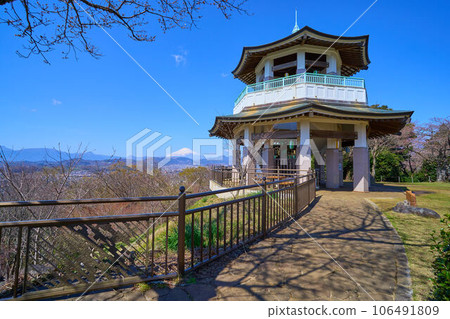 春天,從神奈川縣秦野市弘坊山公園權現山展望台向西眺望 春天,從神奈川縣秦野市弘坊山公園權現山展望台向西眺望 106491809