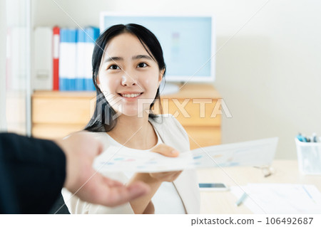 在辦公室提交文件的年輕女子 106492687