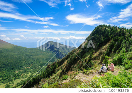 從山路眺望黑原山 106493276