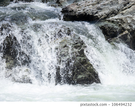 The flow of the Kako River in Toryu-nada (Kato City, Hyogo Prefecture). The flow of the Kako River in Toryu-nada (Kato City, Hyogo Prefecture). 106494232