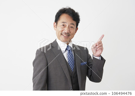 指向右邊的中年商人，白色背景 106494476