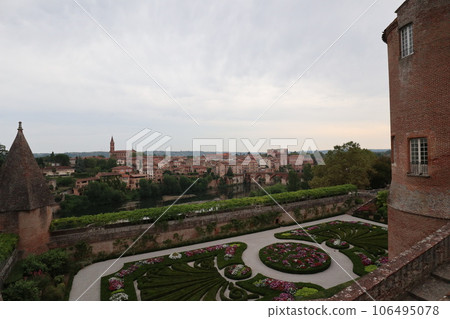 Panoramic view of the Pont Vieux and the old town, the gardens of the Palace of Verbi, Albi, France Panoramic view of the Pont Vieux and the old town, the gardens of the Palace of Verbi, Albi, France 106495078