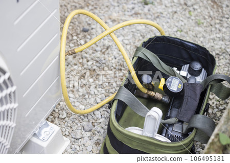 Work to remove the air from the air conditioner vacuuming Work to remove the air from the air conditioner vacuuming 106495181