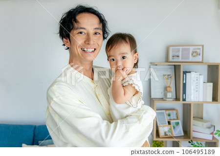爸爸抱著一個嬰兒 106495189