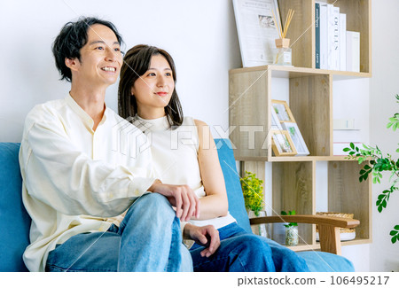 一對年輕夫婦在客廳裡放鬆 106495217