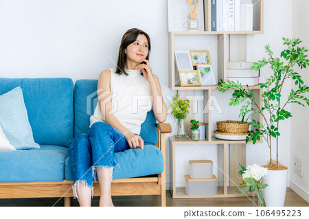 Young woman relaxing in the living room 106495223