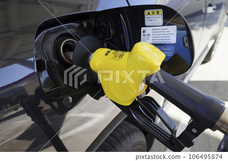 How to refuel a car at a gas station How to refuel a car at a gas station 106495874