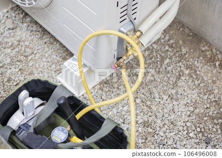 Work to remove the air from the air conditioner vacuuming Work to remove the air from the air conditioner vacuuming 106496008