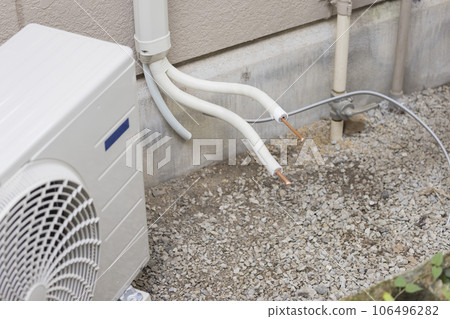 Air conditioner piping and outdoor unit protruding from the decorative cover Air conditioner installation work 106496282