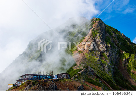 夏天的南八岳,從地藏之柏透過赤岳展望台仰望赤嶽山 夏天的南八岳,從地藏之柏透過赤岳展望台仰望赤嶽山 106496342