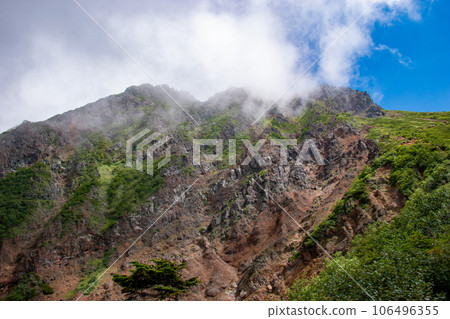 夏天的南八岳 從赤岳文三郎嶺仰望赤岳 106496355