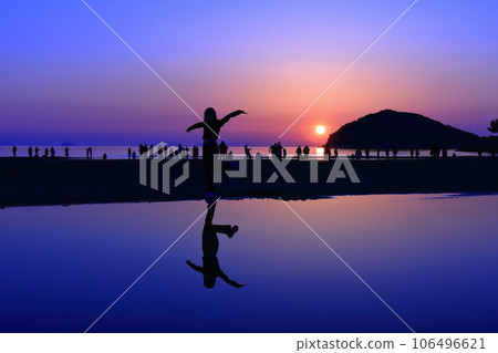 [Kagawa Prefecture] Chichibugahama Beach at Dusk (Seto Inland Sea Mirror) A tourist attraction known for its spectacular sunsets 106496621