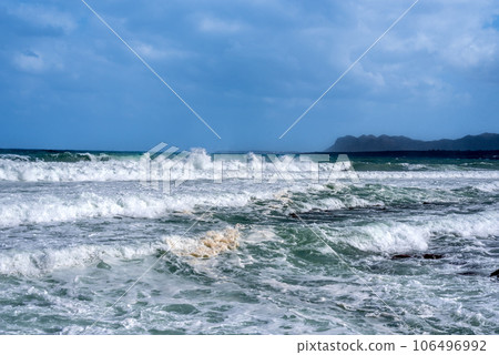 Sea waves summer day, clouds on horizon landscape. 106496992