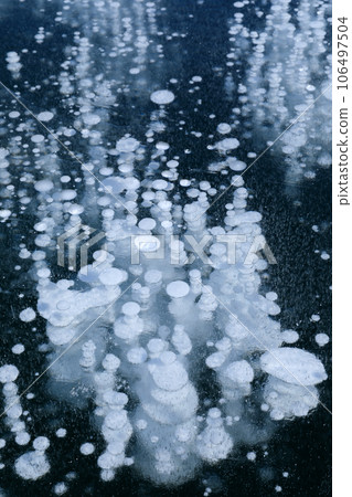 Hokkaido_Lake Nukabira ice bubble superb view 106497504