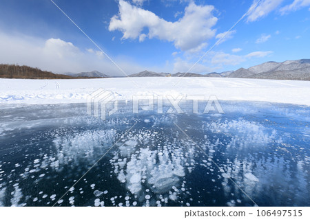 Hokkaido_Lake Nukabira ice bubble superb view 106497515