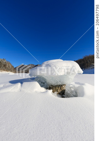 北海道糠平湖_蘑菇冰的絕景和晴朗的天氣 北海道糠平湖_蘑菇冰的絕景和晴朗的天氣 106497798