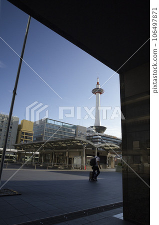 Kyoto Tower and autumn sky 11 (frame composition) 106497871