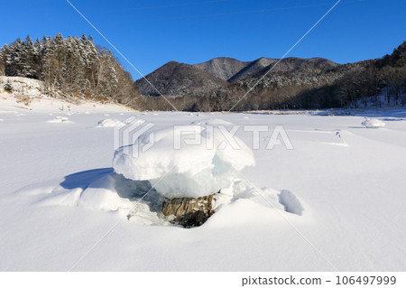 北海道糠平湖_蘑菇冰的絕景和晴朗的天氣 北海道糠平湖_蘑菇冰的絕景和晴朗的天氣 106497999