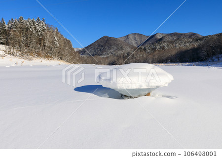 Lake Nukabira, Hokkaido _ Mushroom ice and spectacular scenery of clear skies Lake Nukabira, Hokkaido _ Mushroom ice and spectacular scenery of clear skies 106498001