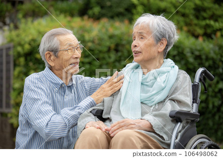 日本老夫婦、老人護理、老父親照顧坐輪椅的老妻子 日本老夫婦、老人護理、老父親照顧坐輪椅的老妻子 106498062