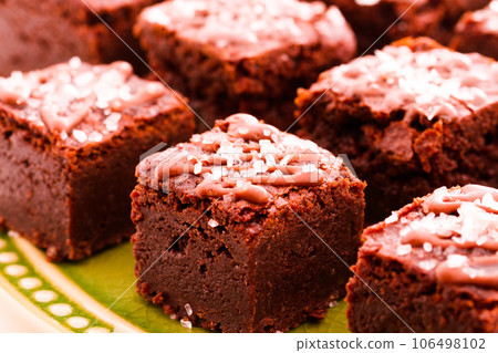 Small sweet and salry brownie bites at desesrt bar. Small sweet and salry brownie bites at desesrt bar. 106498102