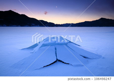 北海道糠平湖_黎明與蘑菇冰的壯麗景色 北海道糠平湖_黎明與蘑菇冰的壯麗景色 106498247