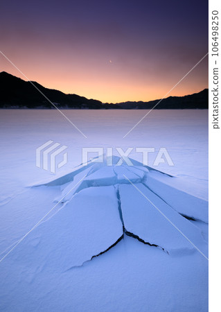 Hokkaido Lake Nukabira_ Spectacular scenery of dawn and mushroom ice Hokkaido Lake Nukabira_ Spectacular scenery of dawn and mushroom ice 106498250