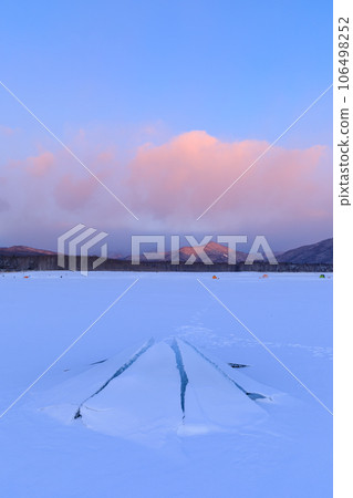 Hokkaido Lake Nukabira_ Spectacular scenery of dawn and mushroom ice Hokkaido Lake Nukabira_ Spectacular scenery of dawn and mushroom ice 106498252