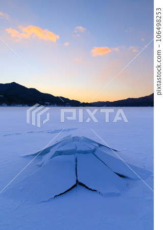 Hokkaido Lake Nukabira_ Spectacular scenery of dawn and mushroom ice Hokkaido Lake Nukabira_ Spectacular scenery of dawn and mushroom ice 106498253