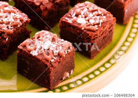 Small sweet and salry brownie bites at desesrt bar. 106498304