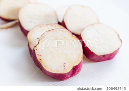 Round sliced sweet potato Round sliced sweet potato 106498543