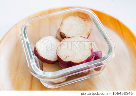 將切好的紅薯放入耐熱容器中 106498546