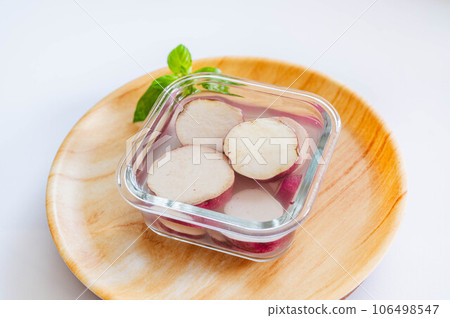 sweet potato soaked in water 106498547