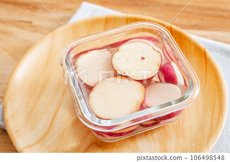 sweet potato soaked in water 106498548