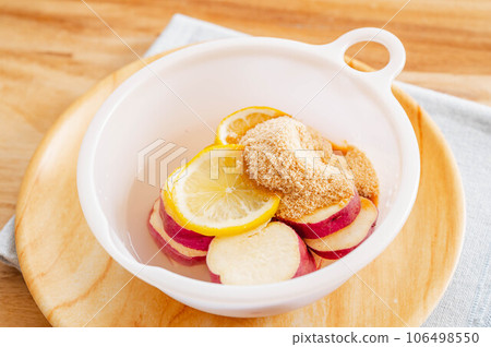 Lemon-simmered sweet potato made with lentils 106498550