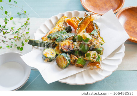 Assorted fried summer vegetables 106498555