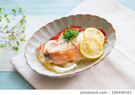 Steamed salmon with lentil butter and lemon 106498561